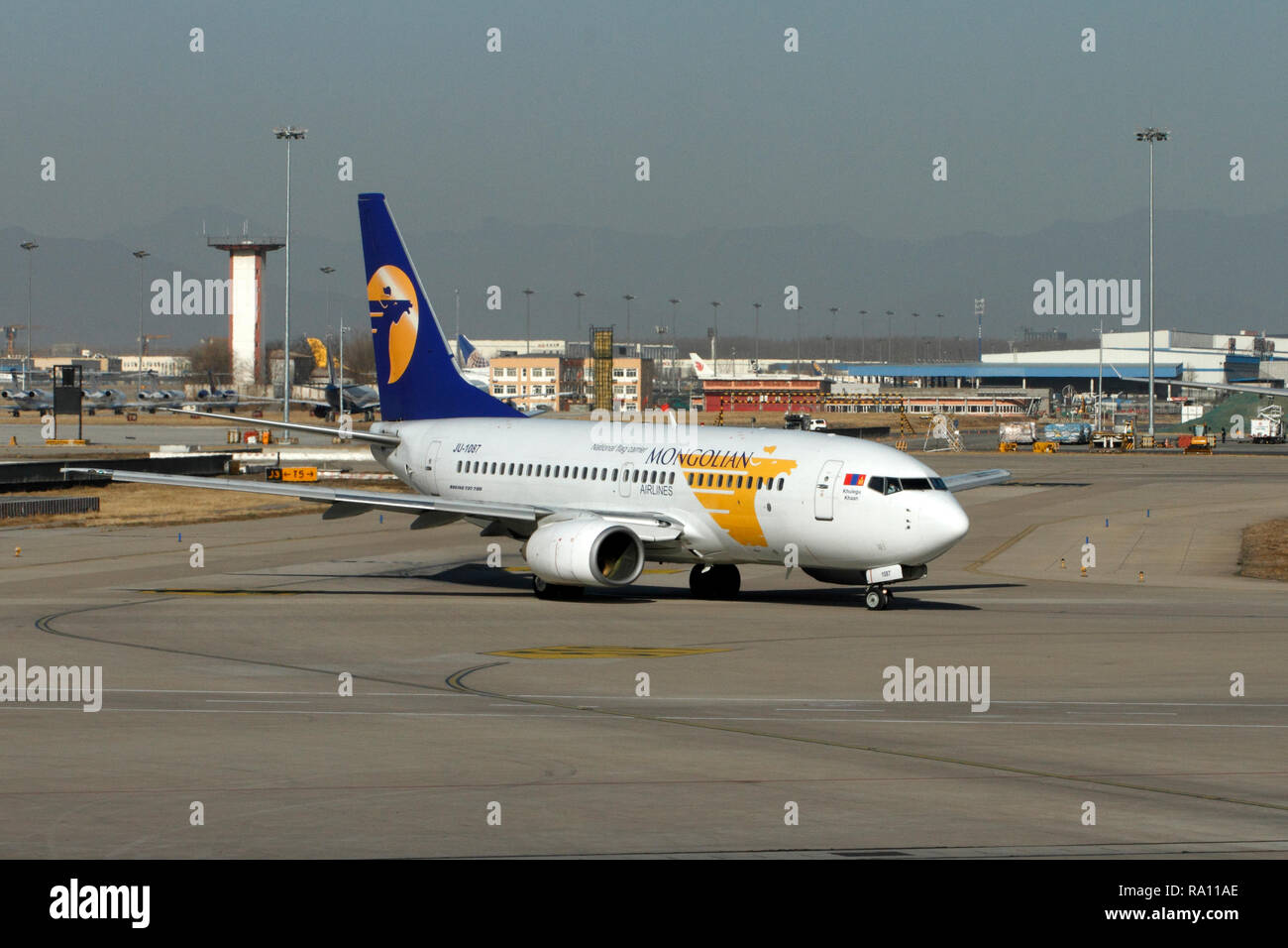 Boeing 737-700, bandiera nazionale carrier, Ailrlines mongola. Spingere fuori all'Aeroporto Internazionale Capital di Pechino, Cina. Foto Stock