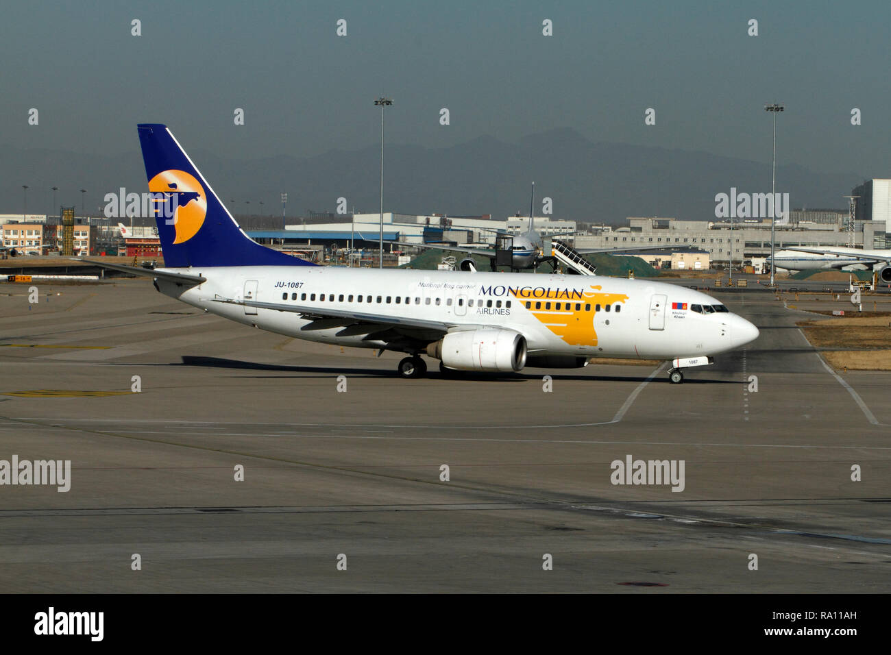 Boeing 737-700, bandiera nazionale carrier, Ailrlines mongola. Spingere fuori all'Aeroporto Internazionale Capital di Pechino, Cina. Foto Stock