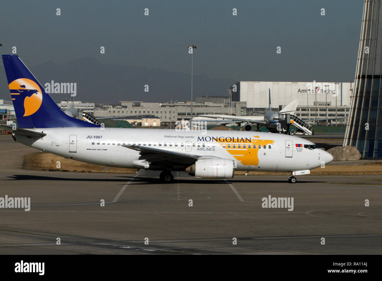 Boeing 737-700, bandiera nazionale carrier, Ailrlines mongola. Spingere fuori all'Aeroporto Internazionale Capital di Pechino, Cina. Foto Stock