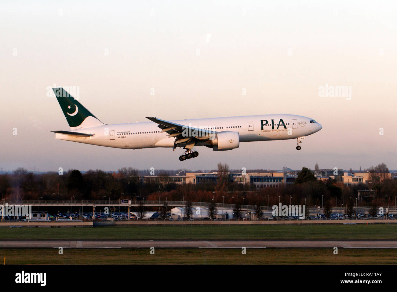 Boeing 777-240, il Pakistan International Airlines. PIA. L'atterraggio all' aeroporto di Heathrow Terminal 5 di Londra. Regno Unito. Foto Stock