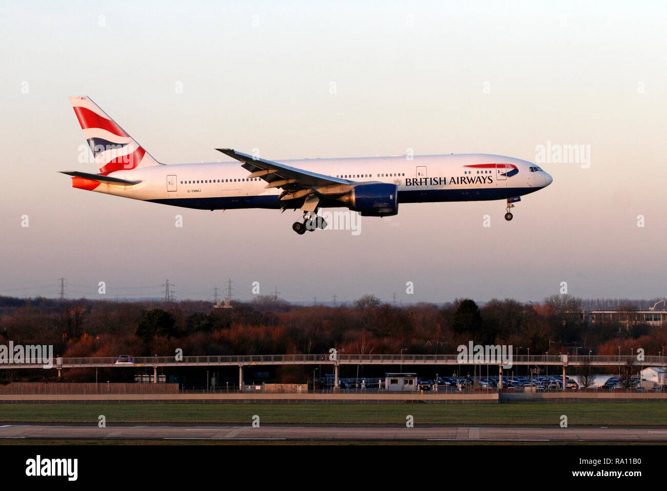 British Airways Boeing 777-200 ER atterraggio all' aeroporto di Heathrow, terminale 5, London REGNO UNITO Foto Stock