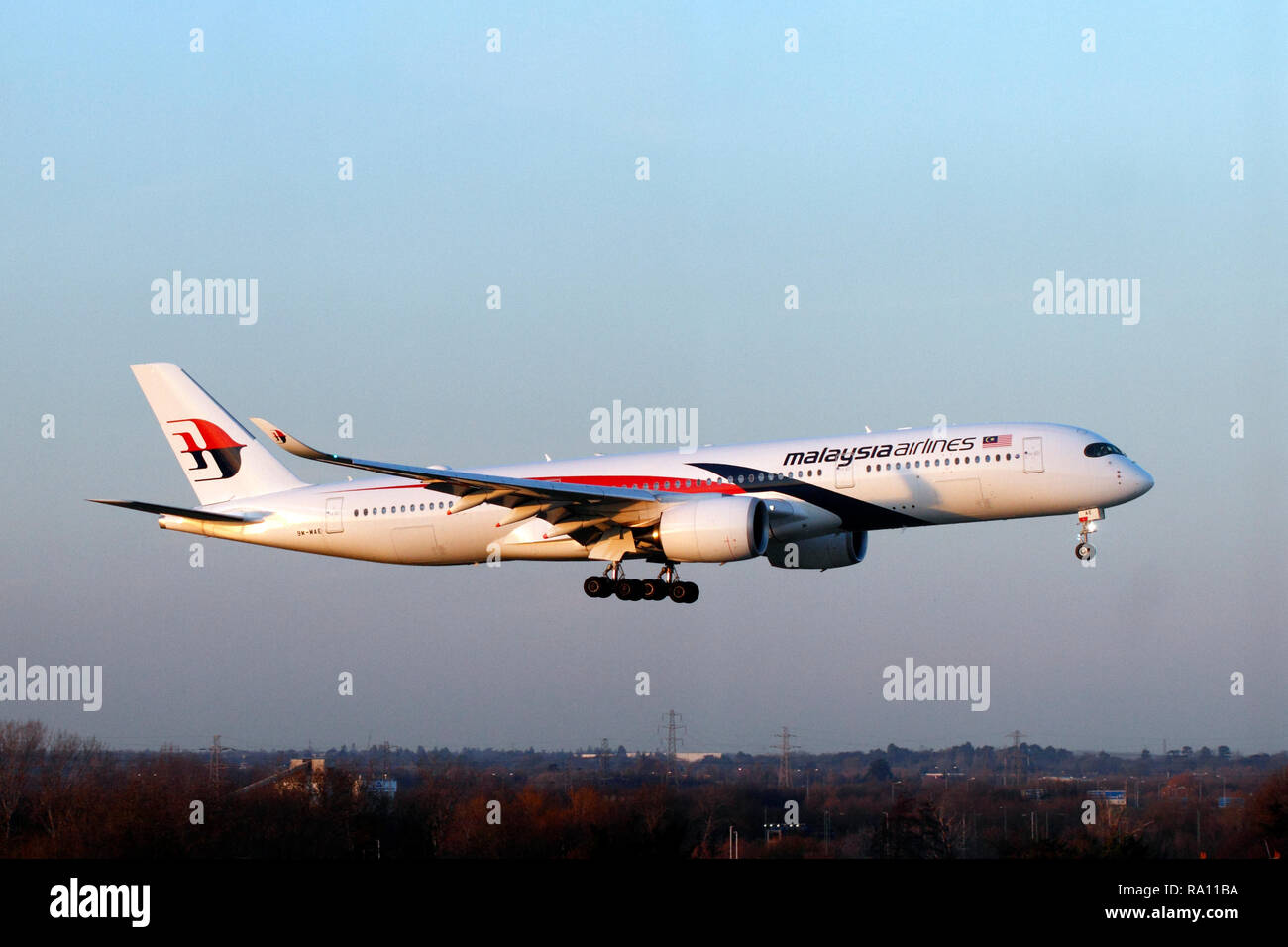 Airbus A350-900 atterraggio all' aeroporto di Heathrow UK. 9M-MAE Malaysian Airlines. Foto Stock