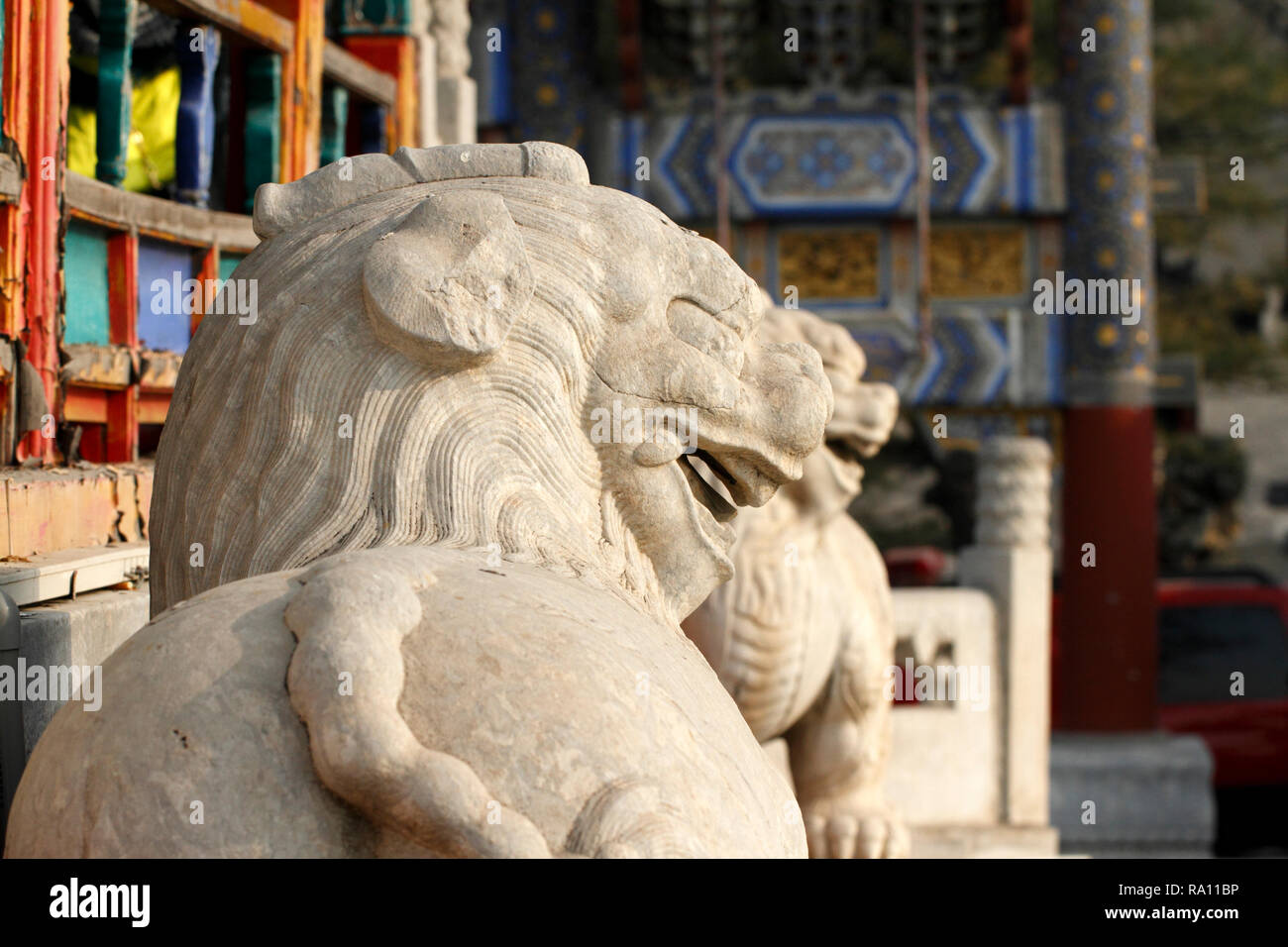 Sorridente leone di pietra statue a guardia del palazzo d'Estate a Pechino, Cina Foto Stock