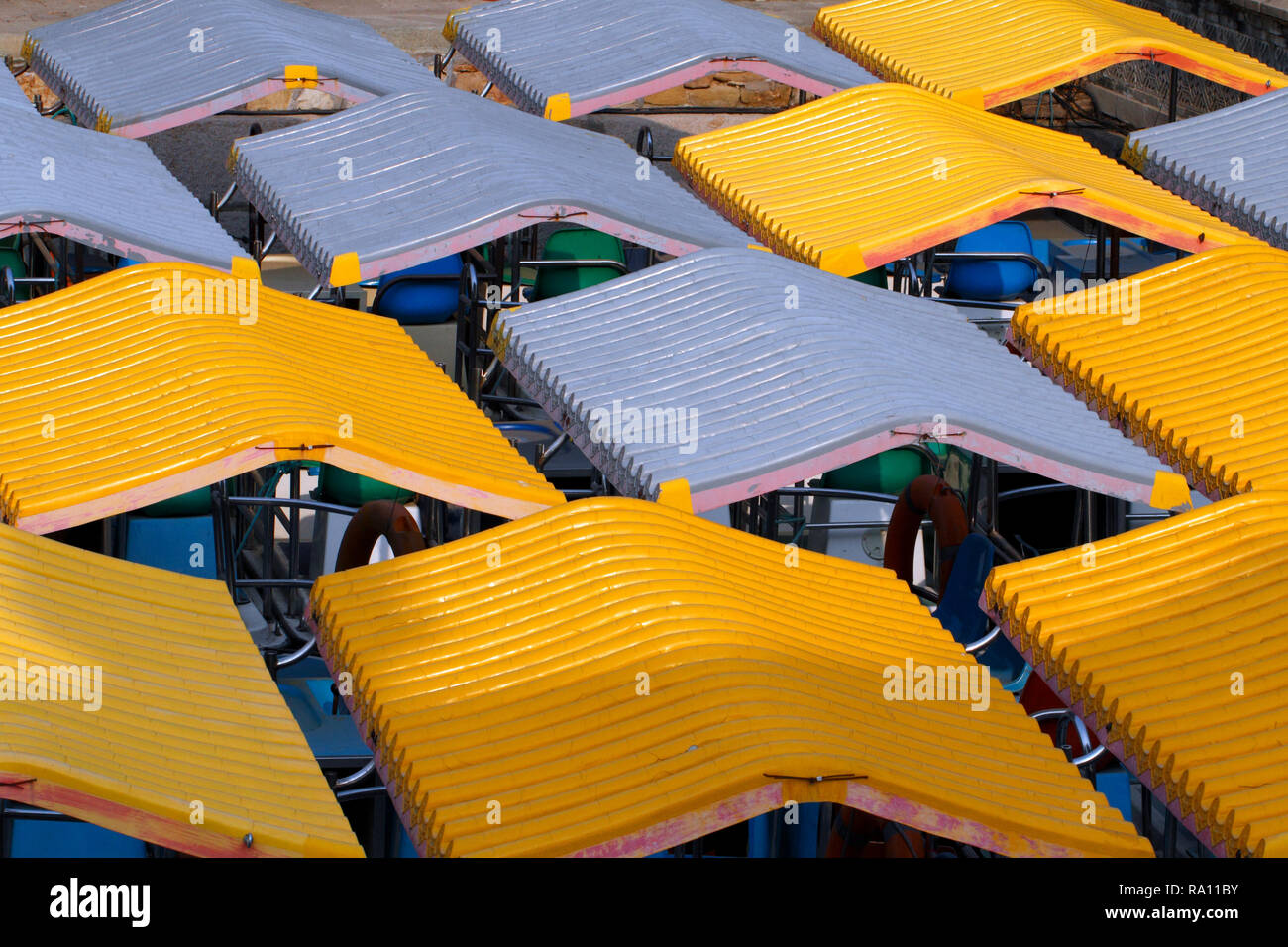 Colorate barche turistiche tetti o tetti presso il Lago Kunming, Palazzo Estivo, Pechino, Cina. Foto Stock