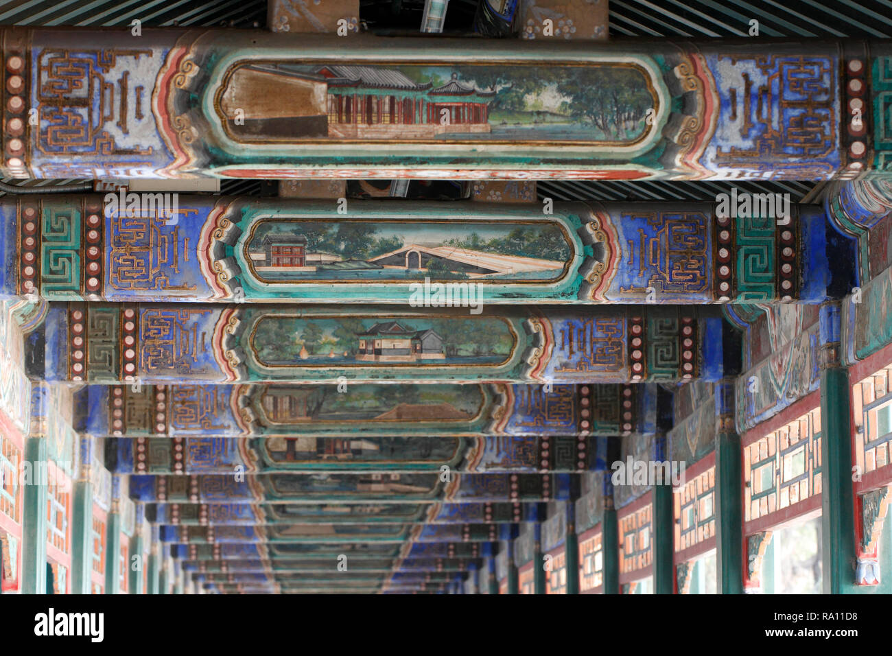 Interno del lungo corridoio con altamente decorato il soffitto dipinto. Passeggiata attraverso il palazzo d'Estate a Pechino, Cina Foto Stock