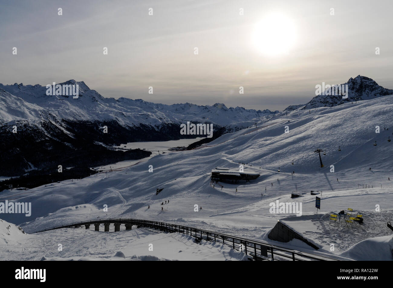 Le piste da sci al Piz Nair a 3057m/10000 ft alta al di sopra di San Moritz, Svizzera Foto Stock