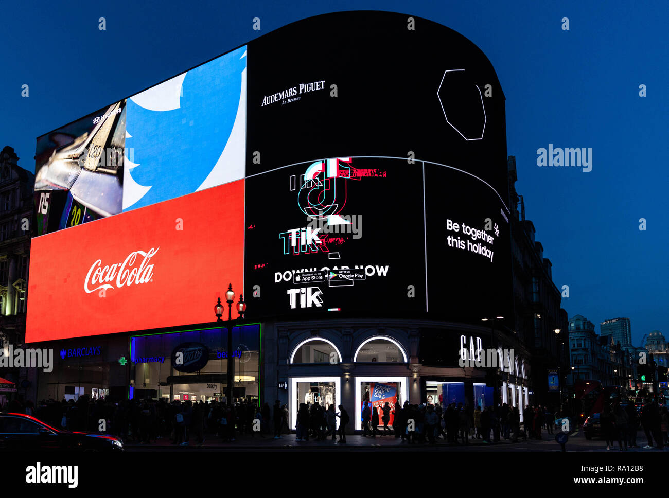 Piccadilly Circus insegne luminose di notte, City of Westminster, Londra, Inghilterra, Regno Unito. Foto Stock