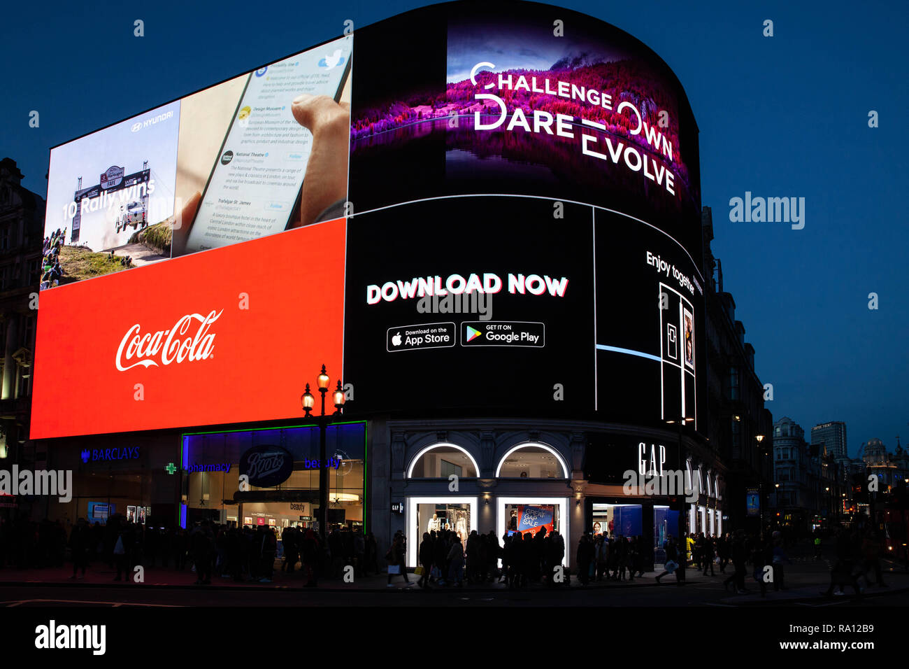 Piccadilly Circus insegne luminose di notte, City of Westminster, Londra, Inghilterra, Regno Unito. Foto Stock