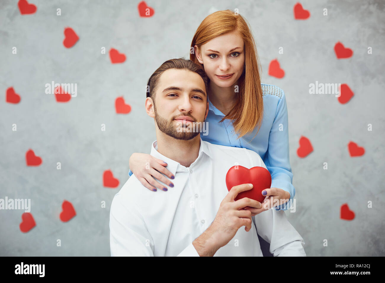 Coppia felice con cuore rosso. Il giorno di San Valentino. Foto Stock