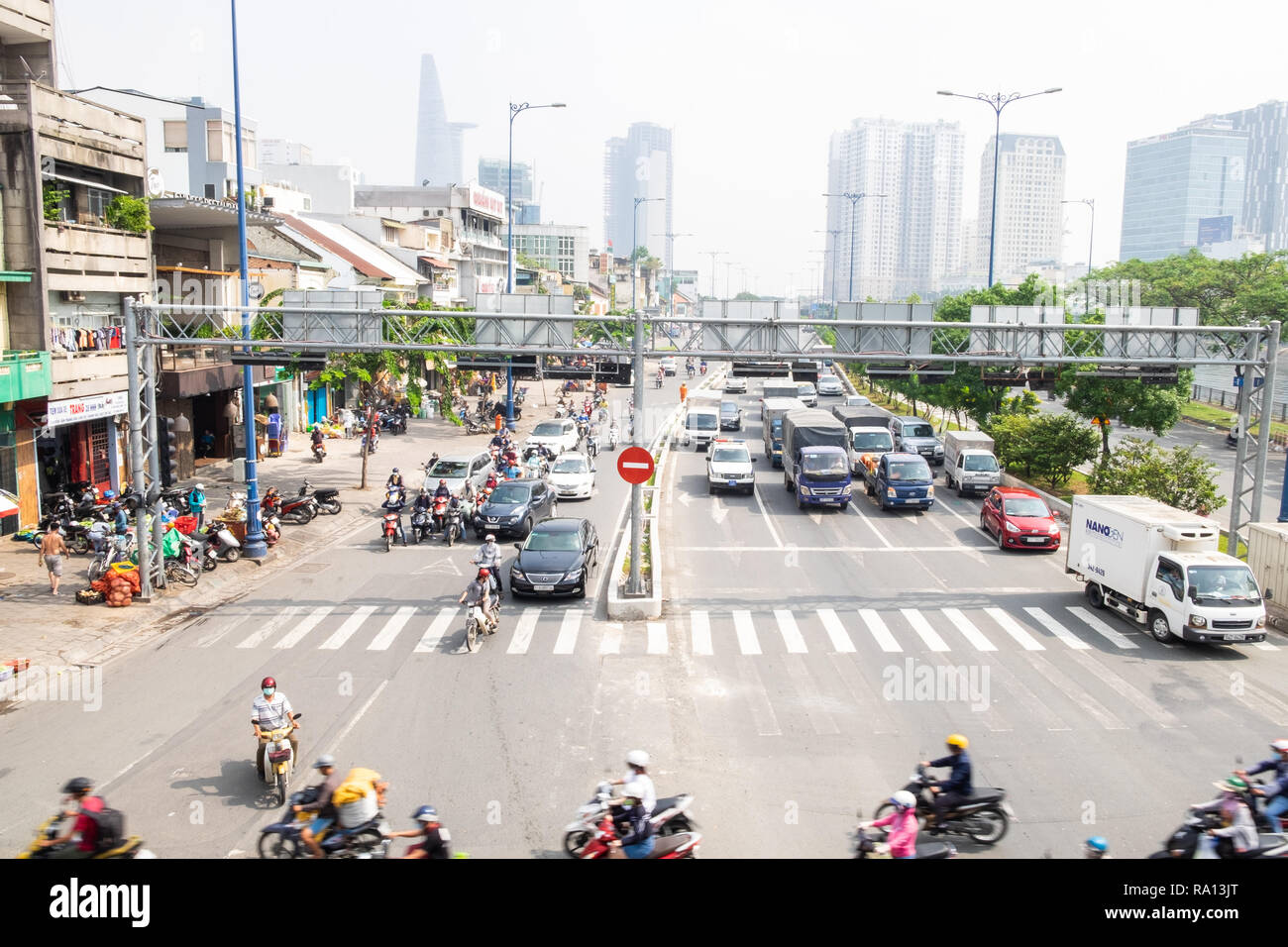 Le strade affollate di Ho Chi Minh City, Vietnam. Ho Chi Minh City è una delle più grandi città del Vietnam, ed è il centro economico del paese Foto Stock