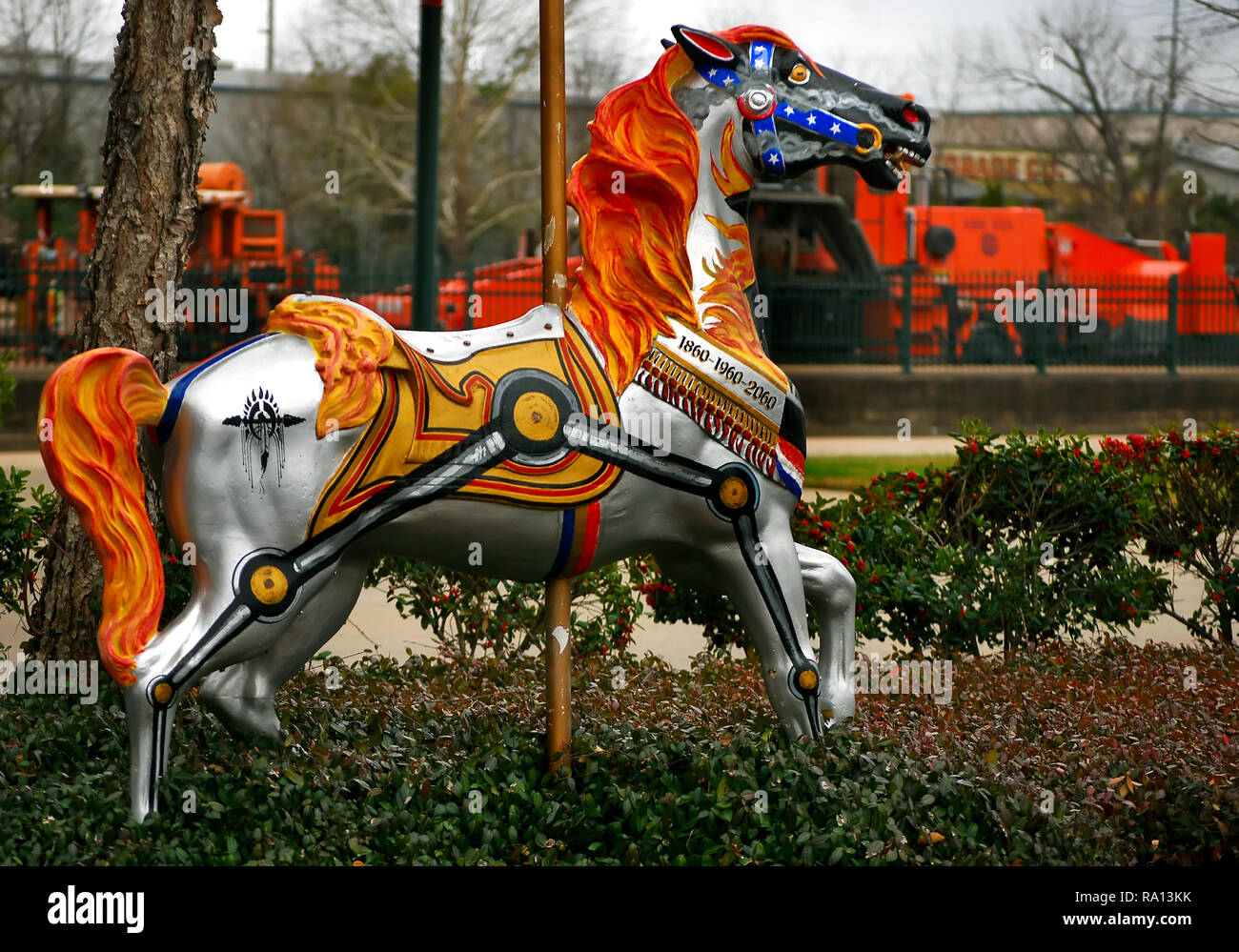 Una giostra cavallo si trova al di fuori della Union Station a Meridian, Mississippi. La statua è uno dei 62 cavalli dipinti distribuiti in tutta la città. Foto Stock
