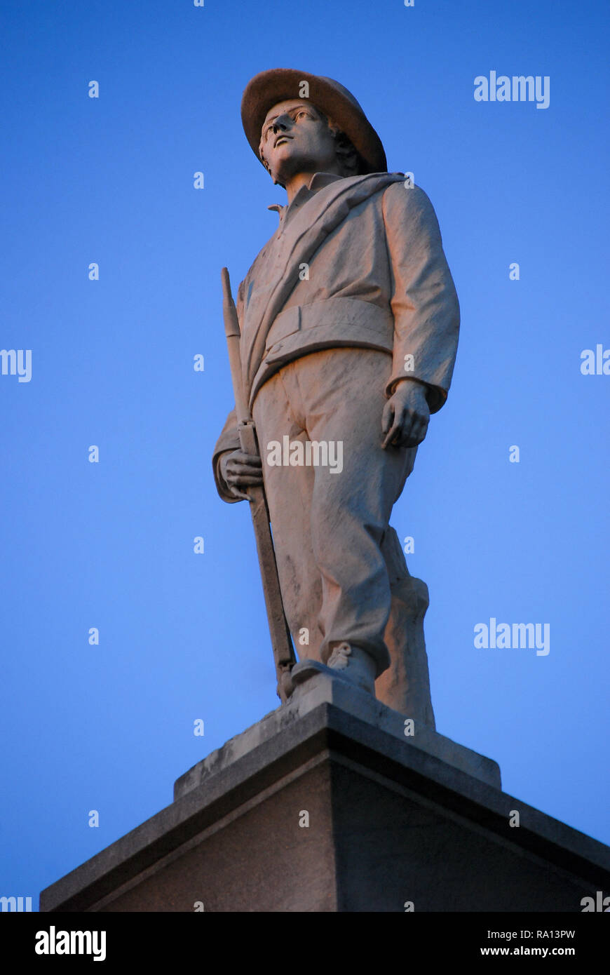 Il sole tramonta su una guerra civile monumento davanti al Lauderdale County Courthouse downtown Meridian, Mississippi. Foto Stock