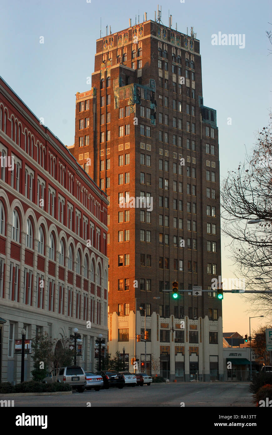 Il sole tramonta sull'edificio Threefoot a gennaio 11, 2011 nel centro cittadino di Meridian, Mississippi. L'edificio Threefoot è 16 piani di altezza. Foto Stock