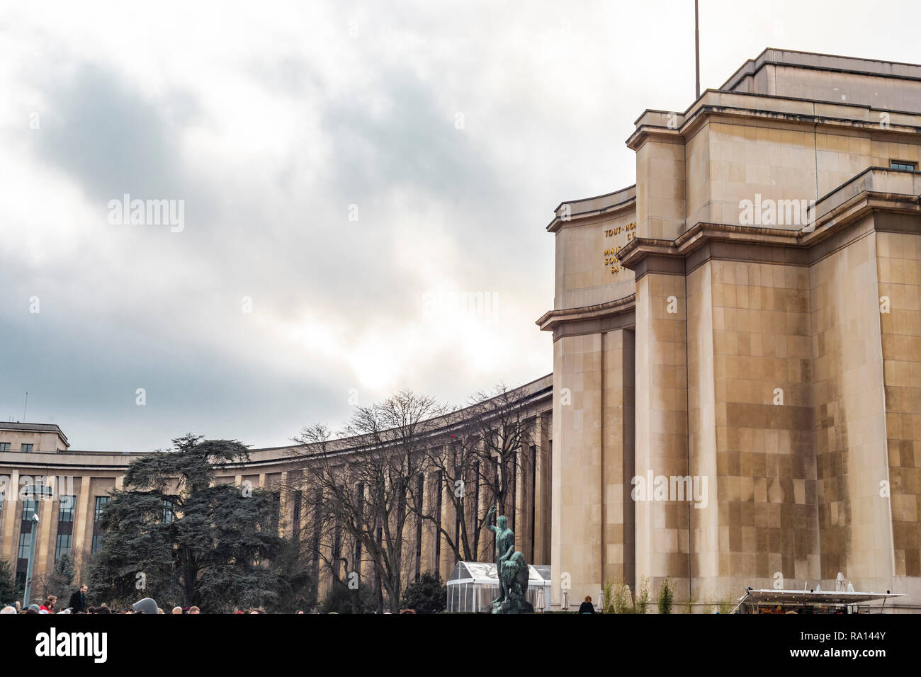 Parigi, Francia - 27 Gennaio 2018: vista l'edificio del museo Musee de lâ€™Homme a Trocadero con le statue nella città di Parigi, Francia. Foto Stock