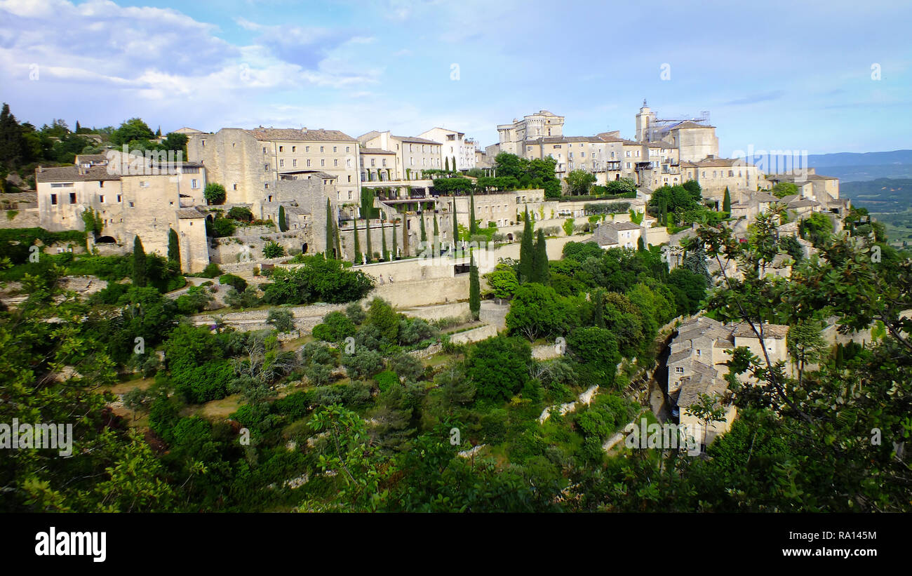 Vista superiore della storica cittadina di Gordes situato in Provenza - Sud della Francia. I bellissimi edifici medievali furono costruiti sulla cima di una collina. Foto Stock