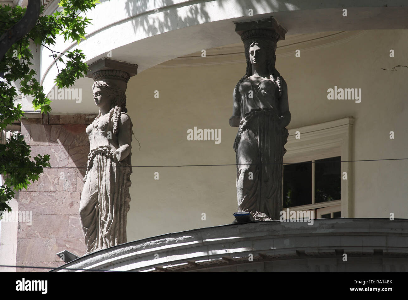 Statue in un edificio di appartamenti in Shota Rustaveli Avenue a Tbilisi Foto Stock