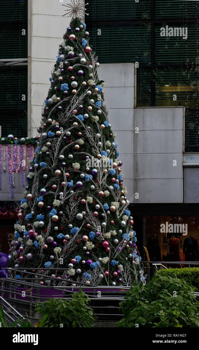Albero di Natale al di fuori di un centro commerciale di Orchard Road, Singapore. Foto Stock