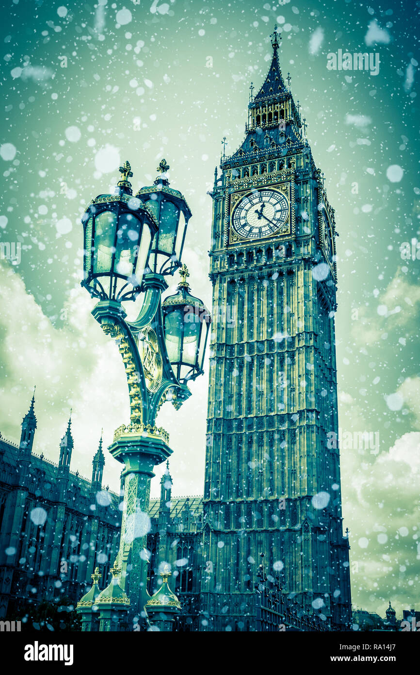 Inverno London con la neve sul Big Ben e vintage lampione Foto Stock
