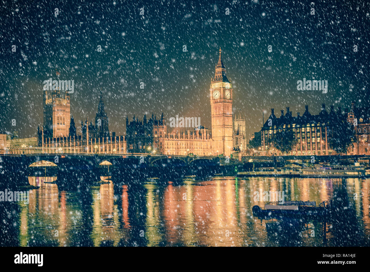 Inverno scena Londinese con il Big Ben e Westminster Abbey di notte con la caduta della neve Foto Stock