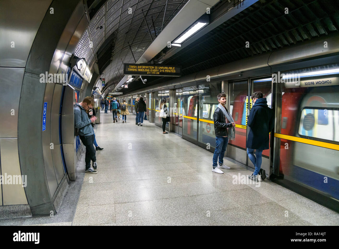 London, Regno Unito - 29 Aprile 2018: Jubilee line treno alla moderna stazione di London Bridge. La Jubilee line è la linea più recente sulla rete. Foto Stock