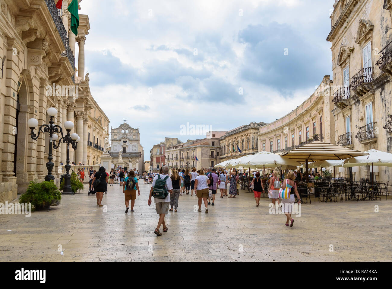 Siracusa, Sicilia, Italia - 23 agosto 2017: turisti visita di Piazza del Duomo - la piazza principale dell'isola di Ortigia. Foto Stock