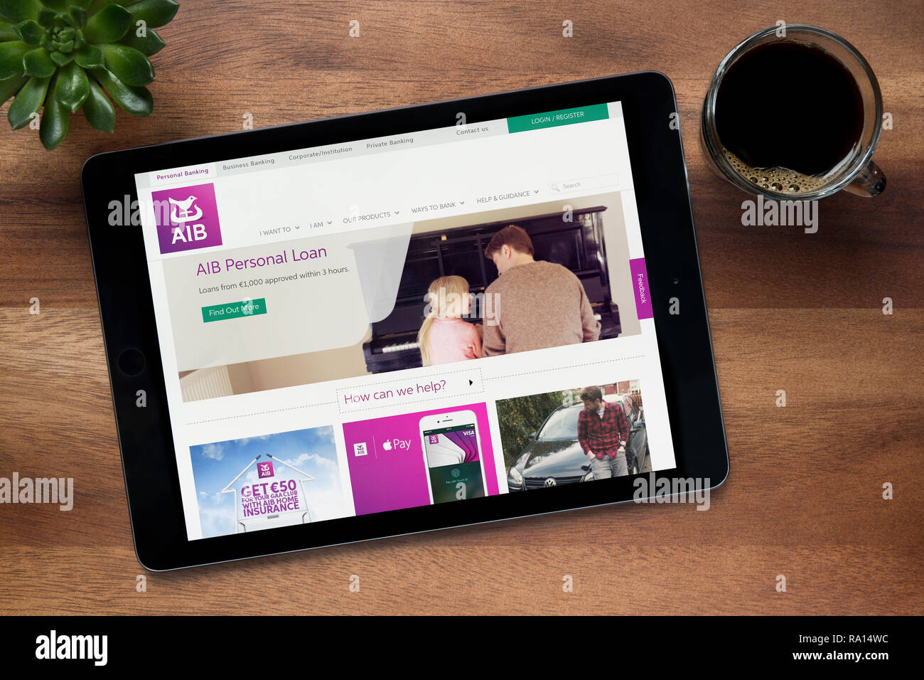 Il sito web di AIB (Allied Irish Banks) è visto su un tablet iPad, su di un tavolo di legno (solo uso editoriale). Foto Stock