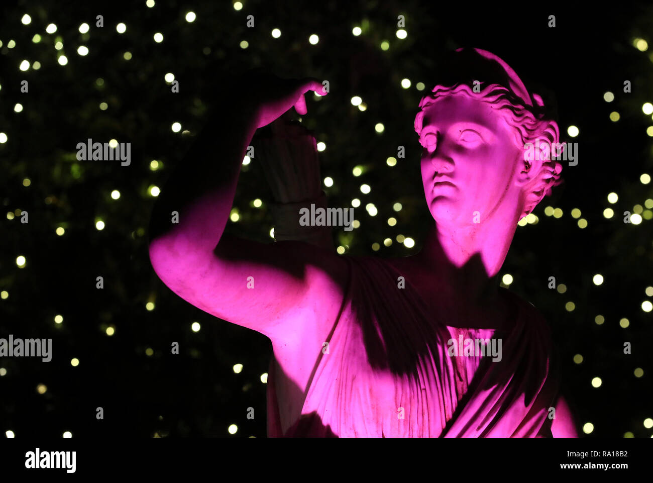 Houston, Texas, SA. Il 28 dicembre, 2018. Houston, migliaia di abbagli illuminata i giardini durante il caso del villaggio di Natale presso il Bayou Bend con Babbo Natale e la sua renna venerdì. La manifestazione si svolge qui da Dic. 14. Gen 5, 2019. Una statua è illuminato con luce rosa a banda Bayou Raccolta e giardini in Houston, Texas, Stati Uniti, il 28 dicembre, 2018. Credito: Xinhua/Alamy Live News Foto Stock