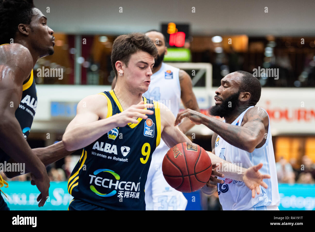 Bremerhaven, Germania. 29 Dic, 2018. Basket: Bundesliga, Eisbären Bremerhaven - ALBA Berlino, girone principale, XIII GIORNATA in la Stadthalle di Bremerhaven. Jonas Mattisseck di Alba Berlino (M) difende contro Chris Warren di Bremerhaven (r). Credito: Mohssen Assanimoghaddam/dpa/Alamy Live News Foto Stock