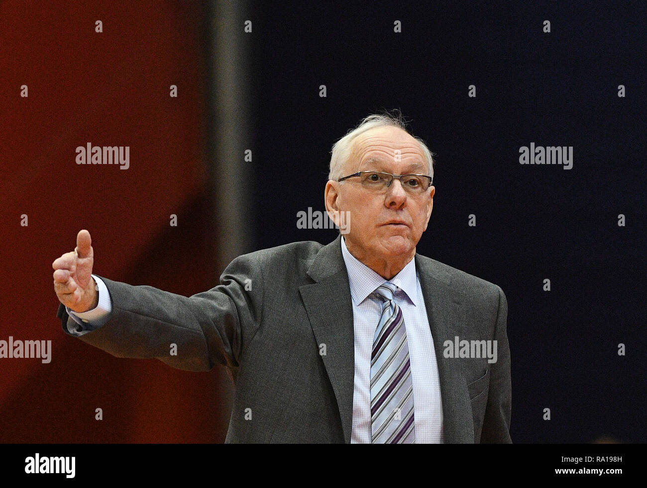 Syracuse, NY, STATI UNITI D'AMERICA. 29 Dic, 2018. Siracusa head coach Jim Boeheim durante la durante la seconda metà del gioco. Il Syracuse Orange ha sconfitto il San Bonaventura Bonnies 81-47 al Carrier Dome in Syracuse, New York. Foto di Alan Schwartz/Cal Sport Media/Alamy Live News Foto Stock