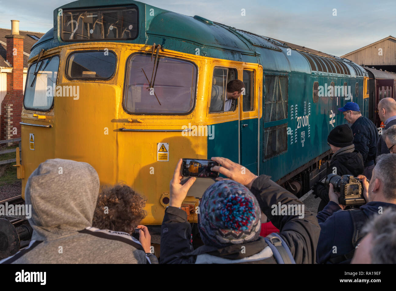 Bo'ness, Scotland, Regno Unito. Il 29 dicembre 2018. Il Bo'ness e Kinneil Railway invernale annuale Gala Diesel attira centinaia di appassionati di treni provenienti da tutto il Regno Unito. L'evento offre agli ospiti locomotive diesel tirando un treno passeggeri lungo 5 miglio lungo la linea da Bo'ness stazione a stazione di Manuel. © Garry Cornes / Alamy Live News ​ Foto Stock