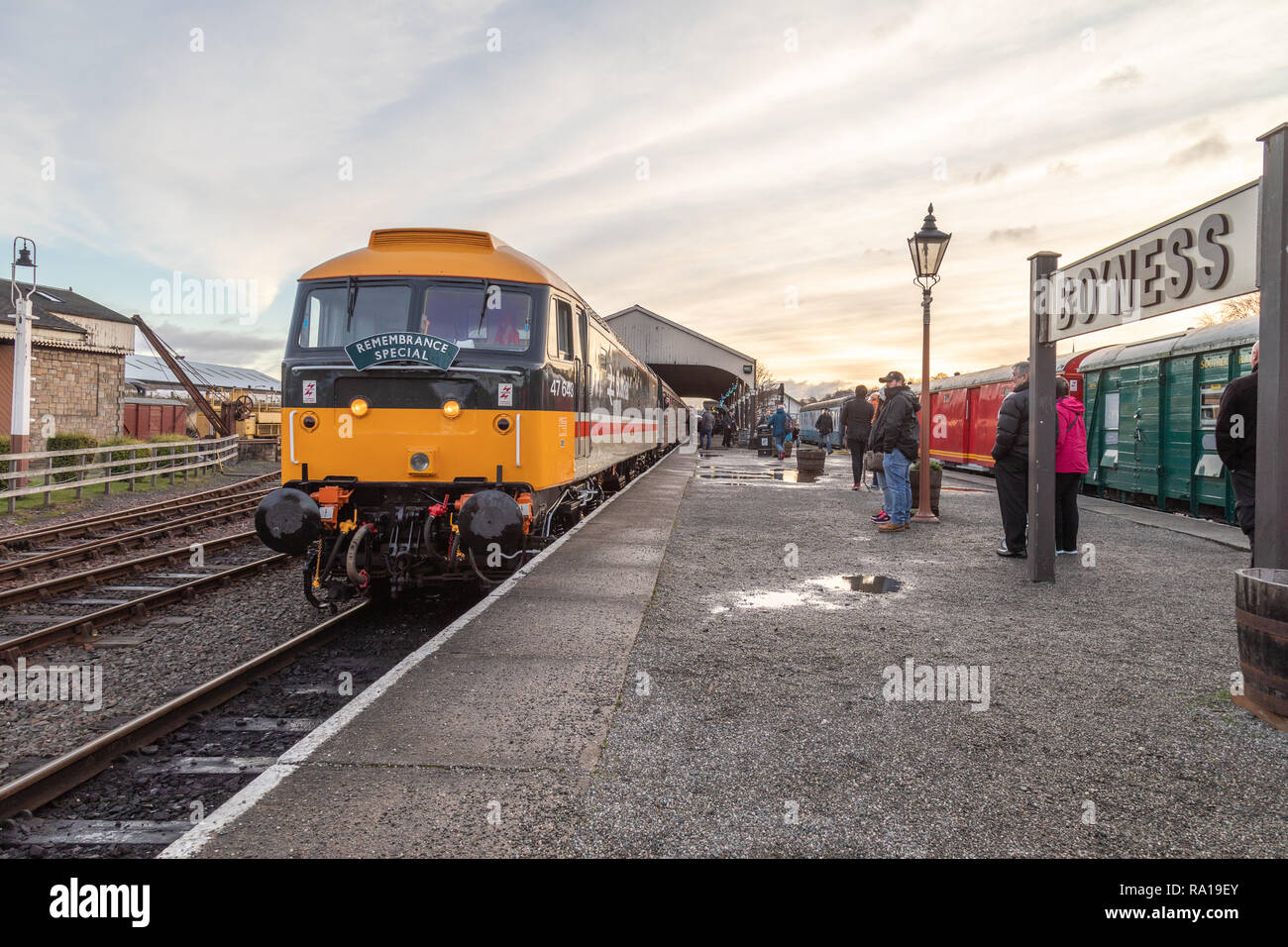 Bo'ness, Scotland, Regno Unito. Il 29 dicembre 2018. Il Bo'ness e Kinneil Railway invernale annuale Gala Diesel attira centinaia di appassionati di treni provenienti da tutto il Regno Unito. L'evento offre agli ospiti locomotive diesel tirando un treno passeggeri lungo 5 miglio lungo la linea da Bo'ness stazione a stazione di Manuel. © Garry Cornes / Alamy Live News ​ Foto Stock