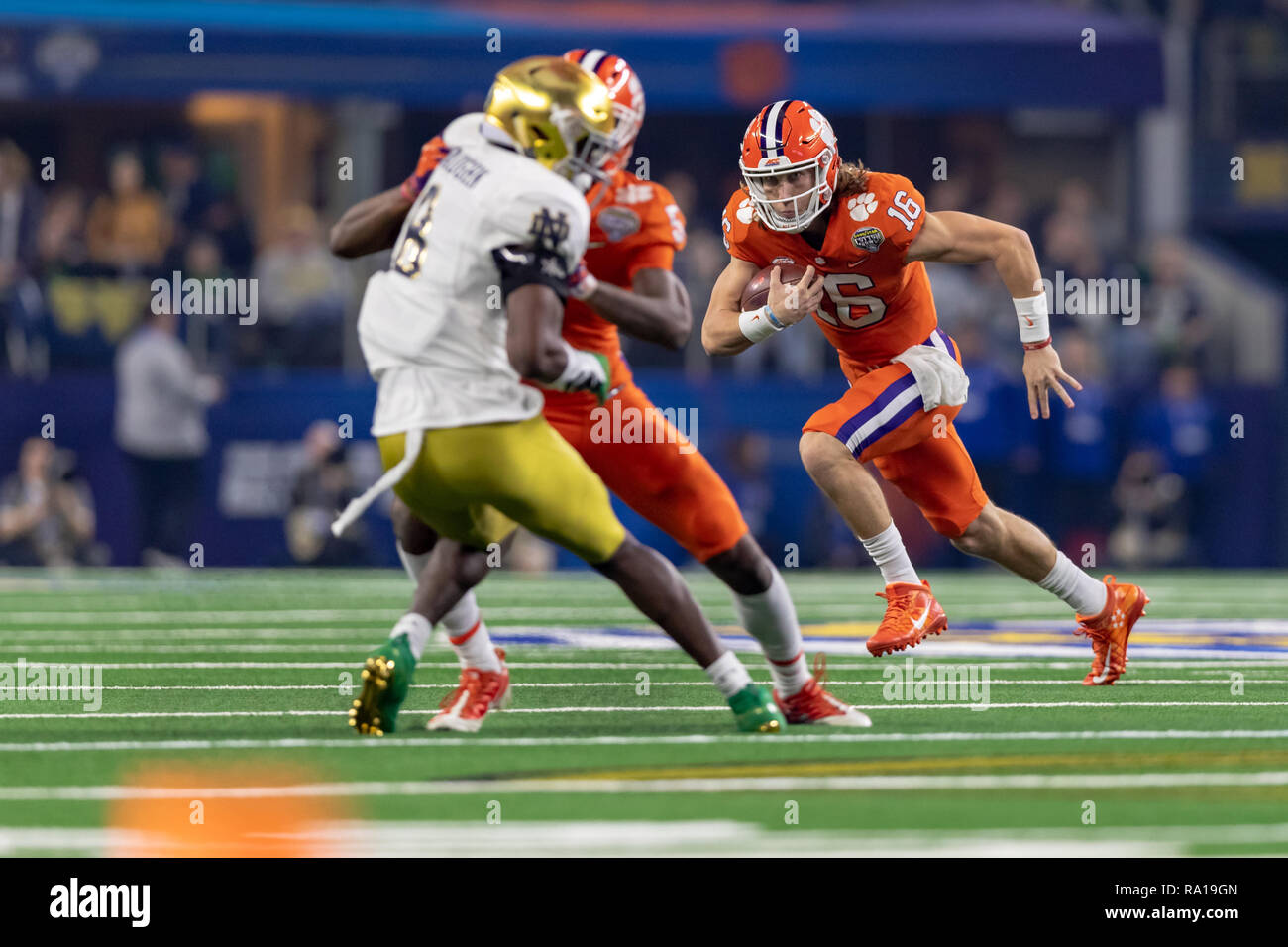 Arlington, Texas, Stati Uniti d'America. 29 Dic, 2018. Dicembre 29, 2018 - Arlington, Texas, Stati Uniti - Clemson Tigers quarterback Trevor Lawrence (16) codifica con la palla nel College Football Playoff semifinale al Goodyear Cotton Bowl Classic tra la cattedrale di Notre Dame Fighting Irish e la Clemson Tigers di AT&T Stadium di Arlington, Texas. Credito: Adam Lacy/ZUMA filo/Alamy Live News Foto Stock