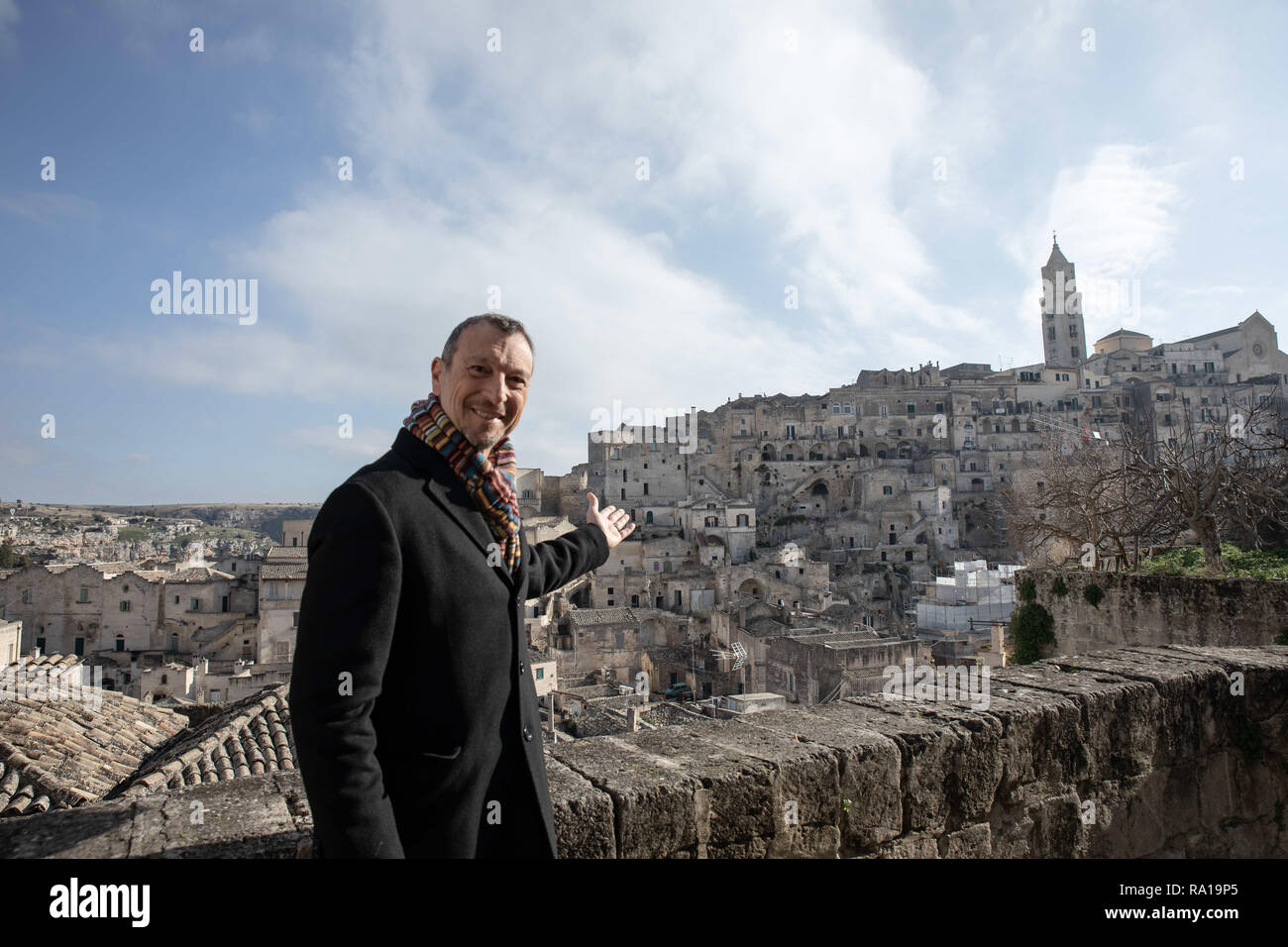 Matera, Italia. 29 Dic, 2018. "Amadeus" presentatore della Rai 1 programma televisivo dell'anno nuovo ''l'anno che verra' visto che indica e guardando i sassi di matera prima della conferenza stampa. Credito: Cosimo Martemucci SOPA/images/ZUMA filo/Alamy Live News Foto Stock