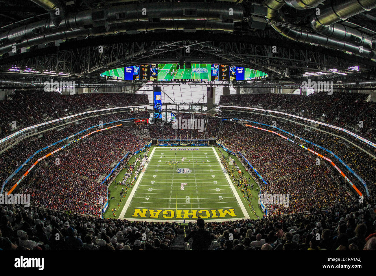 Dicembre 29, 2018: Mercedes Benz Stadium durante il Chick-Fil-una ciotola di pesche, dotato della Florida Gators e il Michigan ghiottoni, giocato a Mercedes Benz Stadium di Atlanta, Georgia. Florida sconfitto Michigan, 41-15, la rivendicazione Peach Bowl campionato. Cecil Copeland/CSM Foto Stock