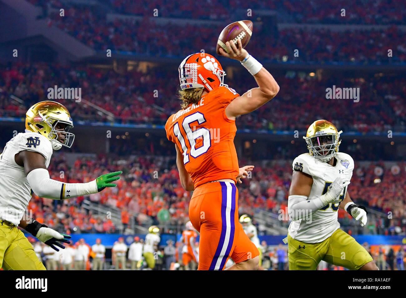 Clemson Tigers quarterback Trevor Lawrence (16) lancia la palla lontano come egli è di fretta durante il Goodyear Cotton Bowl Classic tra Norte Dame vs Clemson presso AT&T Stadium, Arlington Texas.12/29/2018.Manny Flores/Cal Sport Media. Foto Stock