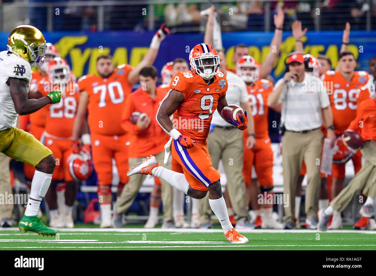 Clemson Tigers running back Travis Etienne (9) porta la sfera per un touchdown durante il Goodyear Cotton Bowl Classic tra Norte Dame vs Clemson presso AT&T Stadium, Arlington Texas.12/29/2018.Manny Flores/Cal Sport Media. Foto Stock