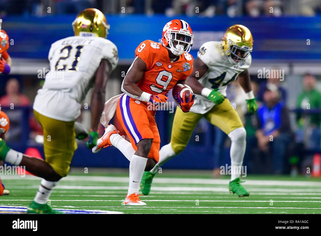 Clemson Tigers running back Travis Etienne (9) porta la sfera per un touchdown durante il Goodyear Cotton Bowl Classic tra Norte Dame vs Clemson presso AT&T Stadium, Arlington Texas.12/29/2018.Manny Flores/Cal Sport Media. Foto Stock