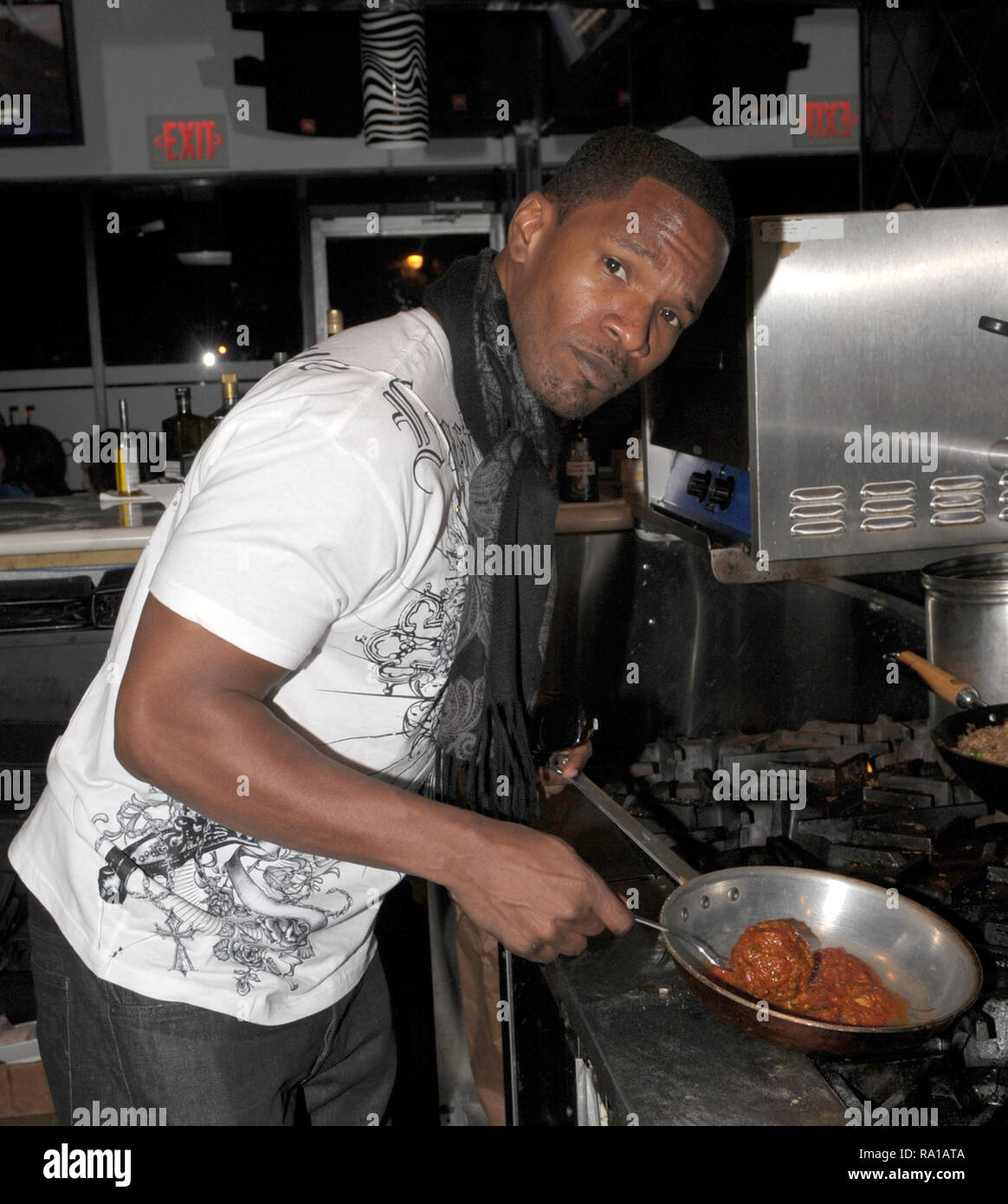 FORT LAUDERDALE - FL - febbraio 15: (esclusiva copertura) vincitore di Oscar Jamie Foxx cuochi in cucina con il proprietario di Cafe Martorano, Steve Martorano. Il duo di cotto di Steve, famoso in tutto il mondo le polpette di carne che è stata recentemente votata dalla rivista Gourmet Magazine " eventualmente " migliori polpetta nel mondo". Il 15 febbraio 2009 a Fort Lauderdale, Florida Persone: Jamie Foxx Foto Stock