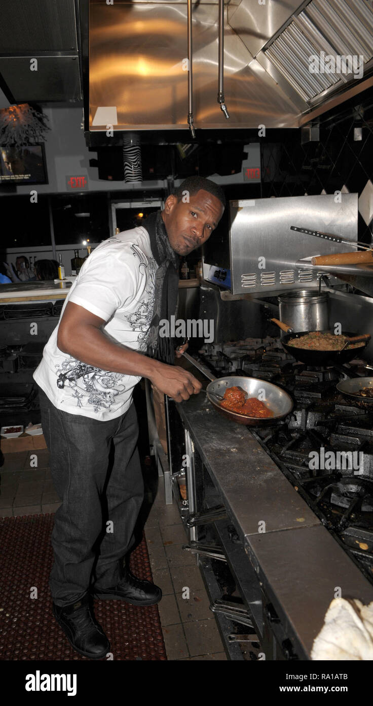 FORT LAUDERDALE - FL - febbraio 15: (esclusiva copertura) vincitore di Oscar Jamie Foxx cuochi in cucina con il proprietario di Cafe Martorano, Steve Martorano. Il duo di cotto di Steve, famoso in tutto il mondo le polpette di carne che è stata recentemente votata dalla rivista Gourmet Magazine " eventualmente " migliori polpetta nel mondo". Il 15 febbraio 2009 a Fort Lauderdale, Florida Persone: Jamie Foxx Foto Stock