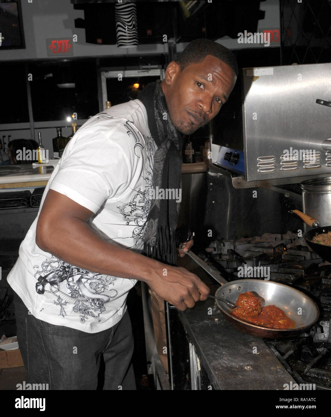 FORT LAUDERDALE - FL - febbraio 15: (esclusiva copertura) vincitore di Oscar Jamie Foxx cuochi in cucina con il proprietario di Cafe Martorano, Steve Martorano. Il duo di cotto di Steve, famoso in tutto il mondo le polpette di carne che è stata recentemente votata dalla rivista Gourmet Magazine " eventualmente " migliori polpetta nel mondo". Il 15 febbraio 2009 a Fort Lauderdale, Florida Persone: Jamie Foxx Foto Stock