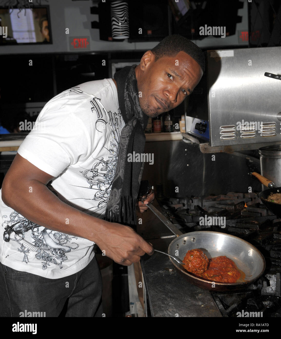 FORT LAUDERDALE - FL - febbraio 15: (esclusiva copertura) vincitore di Oscar Jamie Foxx cuochi in cucina con il proprietario di Cafe Martorano, Steve Martorano. Il duo di cotto di Steve, famoso in tutto il mondo le polpette di carne che è stata recentemente votata dalla rivista Gourmet Magazine " eventualmente " migliori polpetta nel mondo". Il 15 febbraio 2009 a Fort Lauderdale, Florida Persone: Jamie Foxx Foto Stock