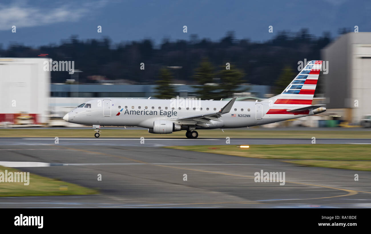 Richmond, British Columbia, Canada. 29 Dic, 2018. Un American Eagle Airlines Embraer 175 aereo jet, operati da compagnie aeree bussola, decolla dall'Aeroporto Internazionale di Vancouver. Credito: Bayne Stanley/ZUMA filo/Alamy Live News Foto Stock