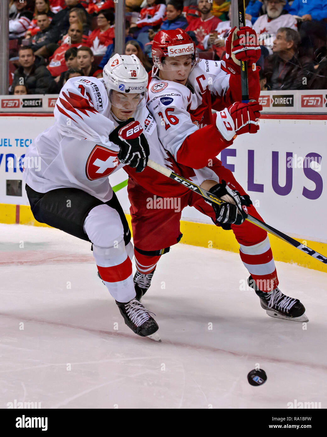 Vancouver, Canada. . 29 Dic, 2018. La Svizzera a Nico lordo (L) e la Danimarca Jonas Rondbjerg competere durante la IIHF Junior World Championships in Vancouver, Dic 29, 2018. La Svizzera ha vinto la partita preliminare 4-0. Credito: Andrew Soong/Xinhua/Alamy Live News Foto Stock