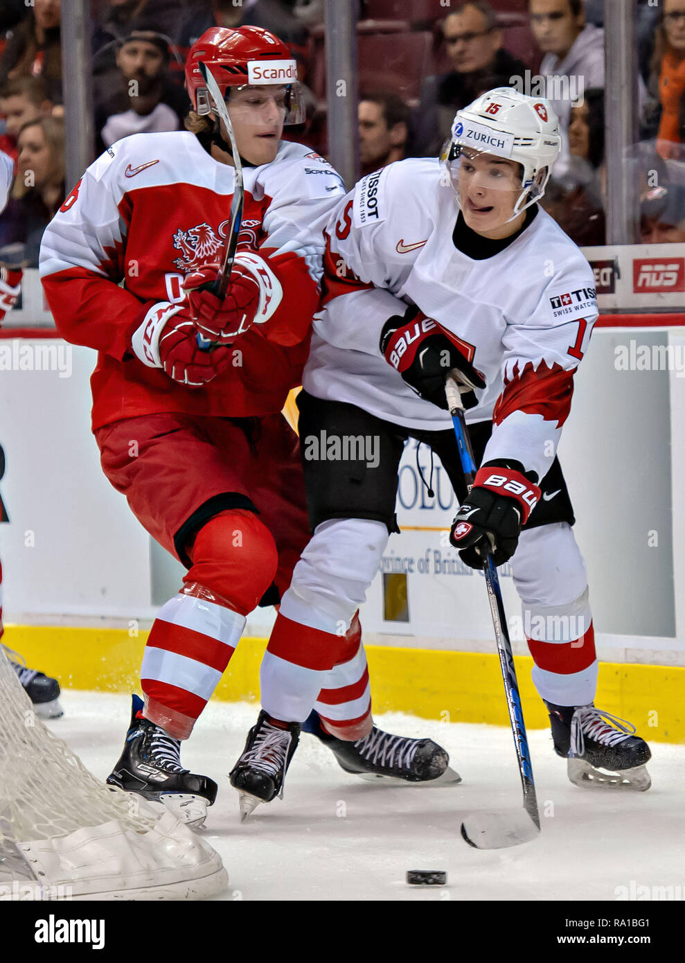 Vancouver, Canada. . 29 Dic, 2018. La Danimarca Victor Andersen (L) e lo svizzero Matteo Verboon competere durante la IIHF Junior World Championships in Vancouver, Dic 29, 2018. La Svizzera ha vinto la partita preliminare 4-0. Credito: Andrew Soong/Xinhua/Alamy Live News Foto Stock
