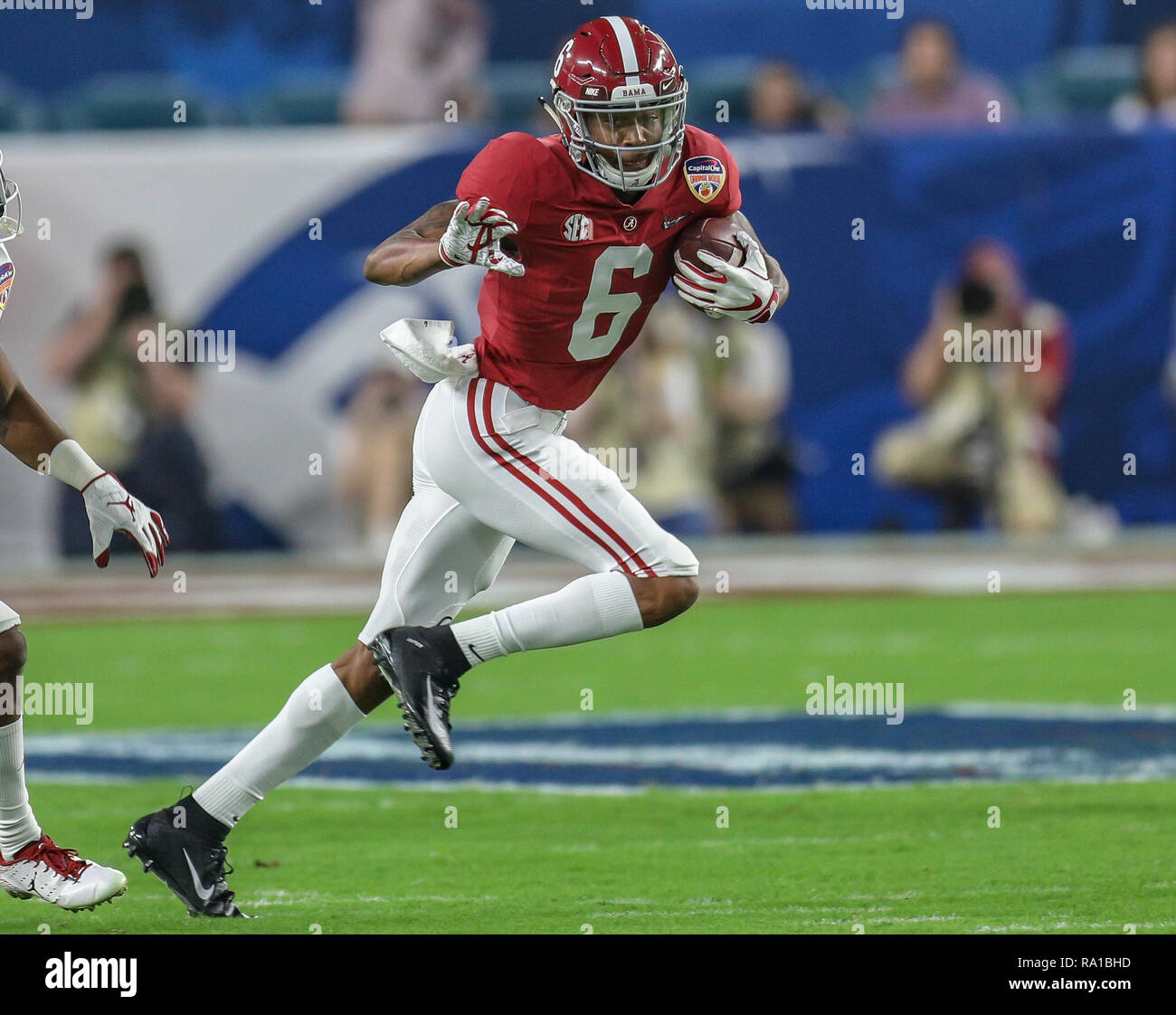 Giardini di Miami, Florida, Stati Uniti d'America. 29 Dic, 2018. Alabama WR DaVonta Smith #6 prende un passaggio corto e rompe gratuito per un lungo guadagno durante la capitale una Orange Bowl gioco tra l'Alabama Crimson Tide e Oklahoma Sooners al Hard Rock Stadium di Miami, Florida. Kyle Okita/CSM/Alamy Live News Foto Stock