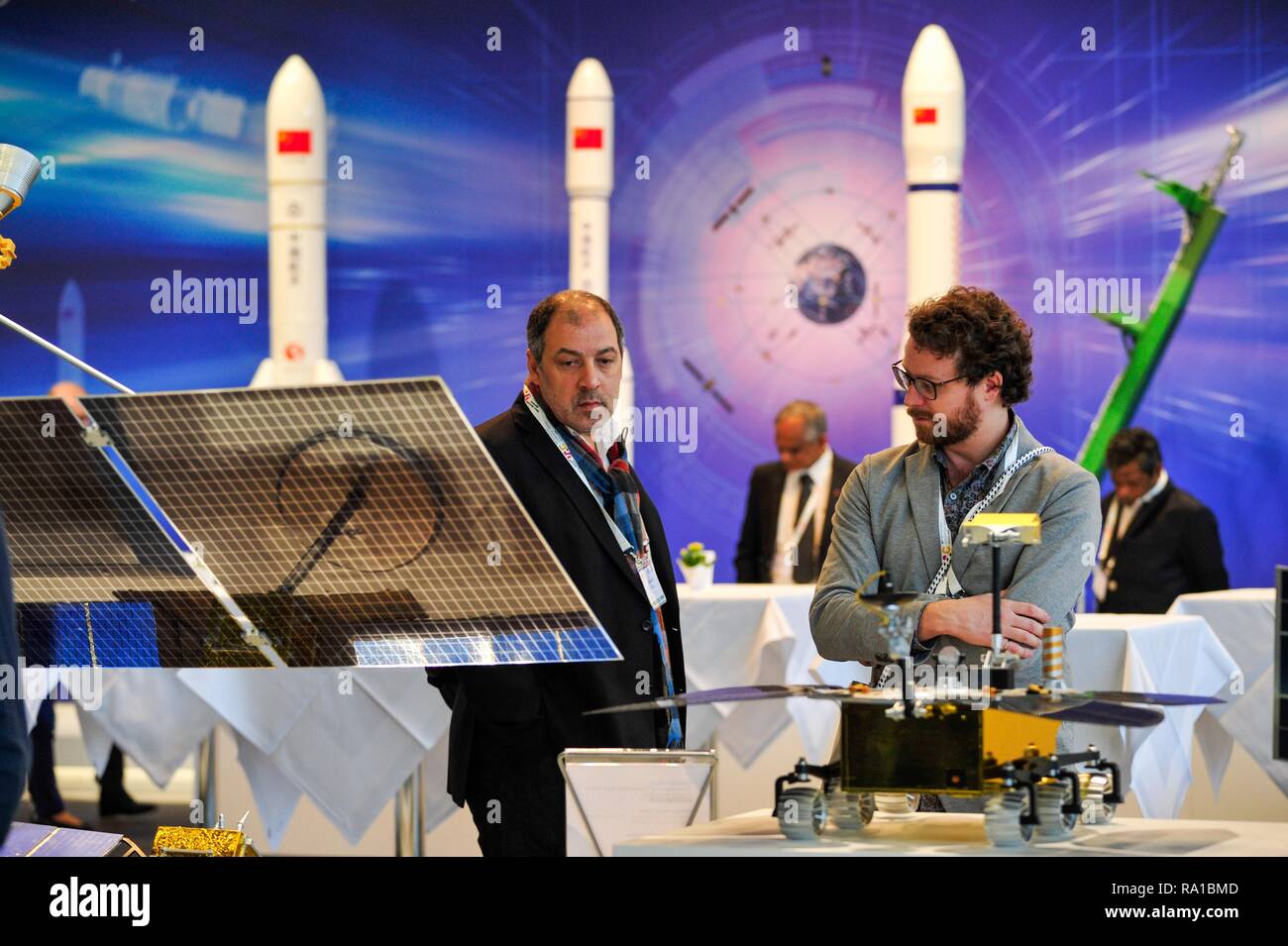 Pechino, Cina. 1 Ott 2018. La gente visita lo stand della Cina Aerospace Science and Technology Corporation durante la sessantanovesima International Astronautical Congress a Brema, in Germania il 1 ottobre, 2018. Credito: Lian Zhen/Xinhua/Alamy Live News Foto Stock