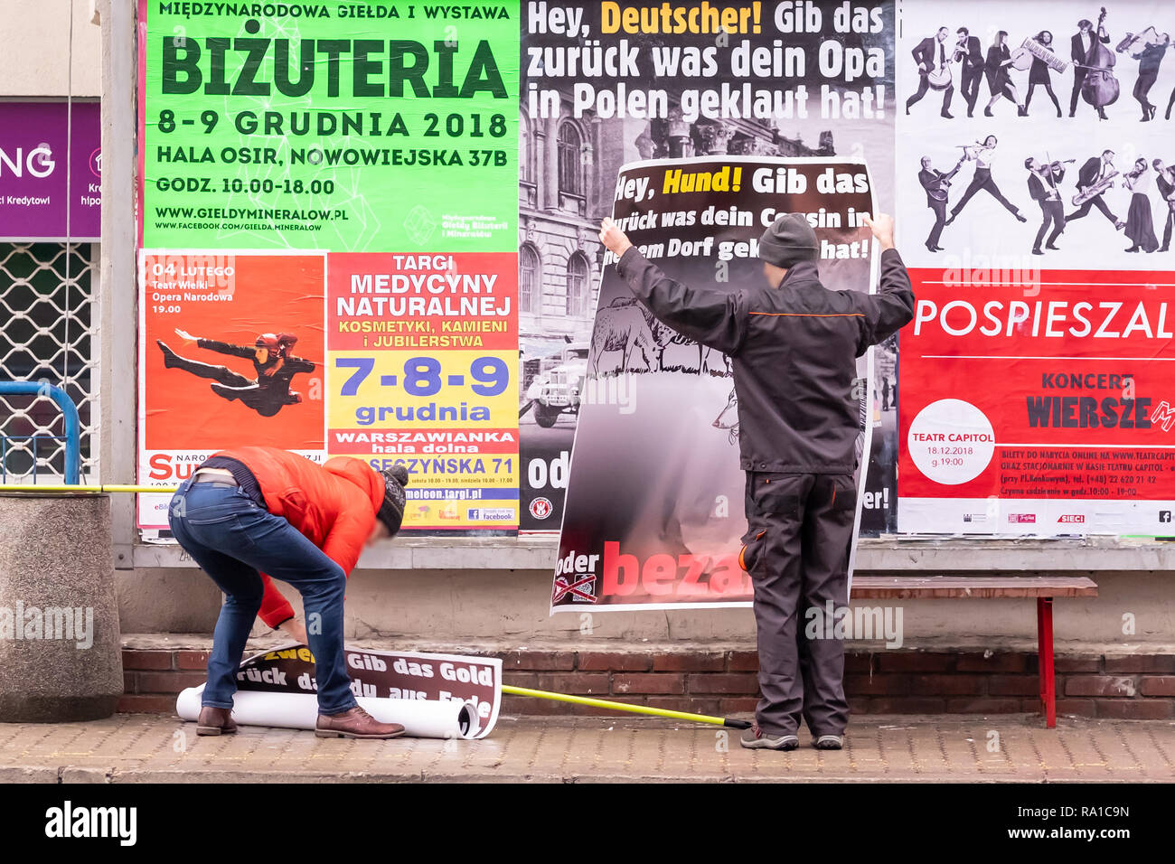 Varsavia, Polonia. Il 30 dicembre, 2018. "Cattivo" tedesco cliché è una parte importante del diritto polacco-wing populisti' agenda. Solo recentemente 2 organizzazioni, Movimento per igiene morale ed il buon nome Redoubt, hanno lanciato la campagna di manifesti con anti-tedesco e anti-austriaca di slogan scritto in tedesco, ad es. "Ehi, Tedesco! Dare indietro cosa il tuo nonno ha rubato in Polonia o pagare per esso!" (riferendosi alla II Guerra Mondiale). Polish anti-nazionalisti sono loro verniciatura sopra o copertura con poster surreale. Essi questione in questo modo di estrema destra messaggio politico o trasformarlo in assurdo. Robert Pastryk / Alamy Live News Foto Stock