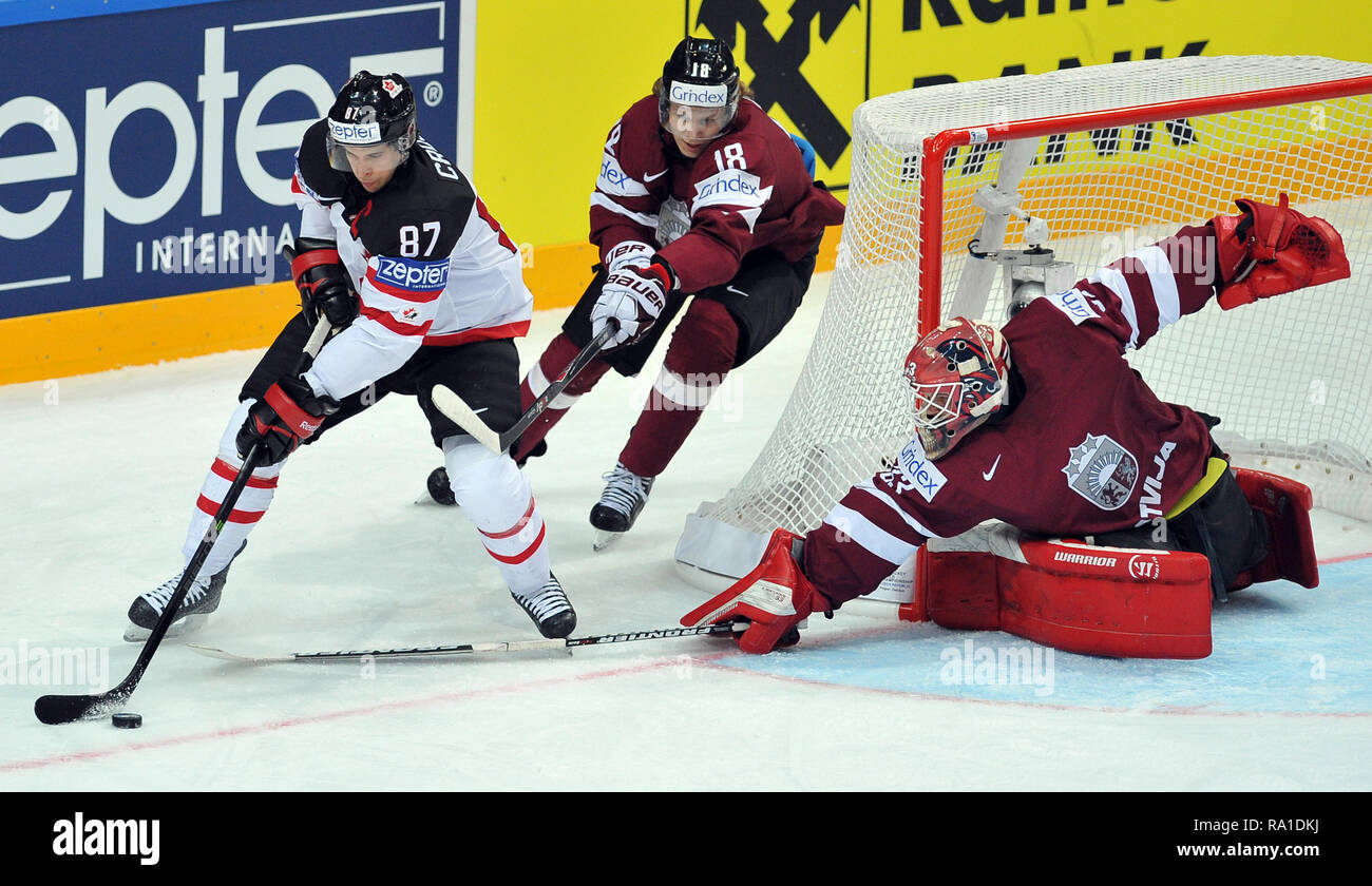 1 maggio 2015 - Praga, Repubblica Ceca - Der Eishockey-WM 2015, Am 1 mai 2015, im Prag, Tschechien. Kanada gegen Lettland. Sidney Crosby aus Kanada (LL), Rodrigo Abols (L), Ervins Mustukovs aus Lettland (RR) ....... *** Caption locale *** Sidney Crosby del Canada (LL) e Rodrigo Abols (L), Ervins Mustukovs (RR) della Lettonia durante il 2015 IIHF Hockey su Ghiaccio Campionato Mondiale Match tra Canada vs Lettonia all'arena O2 a Praga, Repubblica Ceca, 1 maggio 2015. (Credito Immagine: © Slavek Ruta/ZUMA filo) Foto Stock