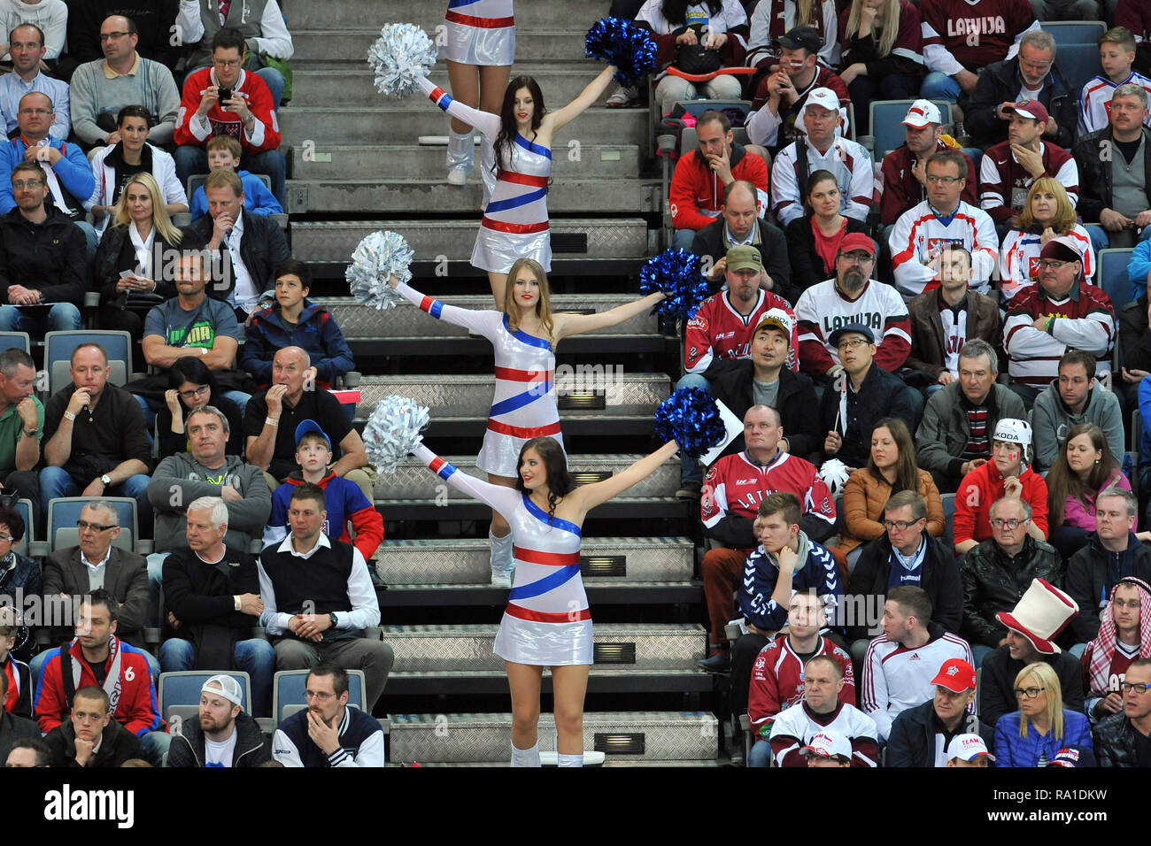 1 maggio 2015 - Praga, Repubblica Ceca - Der Eishockey-WM 2015, Am 1 mai 2015, im Prag, Tschechien. Die Fans..... *** Caption locale *** ventilatori durante il 2015 IIHF Hockey su Ghiaccio Campionato Mondiale Match tra Canada vs Lettonia all'arena O2 a Praga, Repubblica Ceca, 1 maggio 2015. (Credito Immagine: © Slavek Ruta/ZUMA filo) Foto Stock