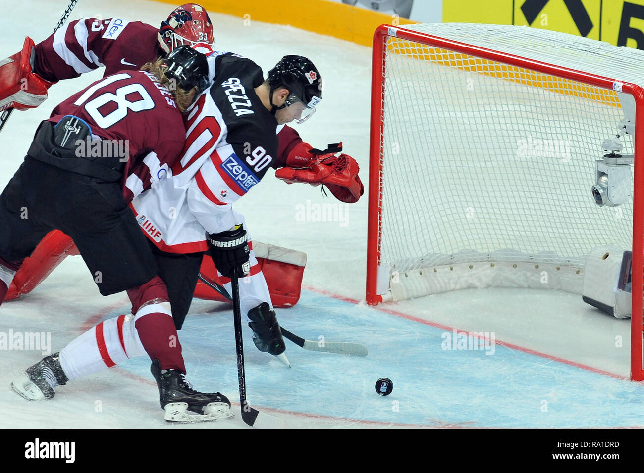 1 maggio 2015 - Praga, Repubblica Ceca - Der Eishockey-WM 2015, Am 1 mai 2015, im Prag, Tschechien. Kanada gegen Lettland. Jason Spezza (R) aus Kanada, Rodrigo Abols aus Lettland (R) ....... *** Caption locale *** Jason Spezza del Canada (R) obiettivo di punteggio, Rodrigo Abols della Lettonia (L) durante il 2015 IIHF Hockey su Ghiaccio Campionato Mondiale Match tra Canada vs Lettonia all'arena O2 a Praga, Repubblica Ceca, 1 maggio 2015. (Credito Immagine: © Slavek Ruta/ZUMA filo) Foto Stock